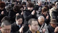 Le Japon a observé une minute de silence dimanche à l'heure où la terre a tremblé l'an dernier.