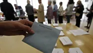 La Commission de contrôle de la campagne a recommandé lundi la fermeture de tous les bureaux de vote à 20h00 le 6 mai prochain.