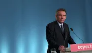 L'ex-candidat centriste François Bayrou demande dans une lettre à Nicolas Sarkozy et François Hollande des "mesures crédibles" pour le redressement financier de la France, jugeant leurs projets respectifs insoutenables économiquement.