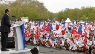 François Hollande et Nicolas Sarkozy privilégient les meetings en plein air, moins coûteux.