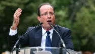 François Hollande s'active pour conserver l'électorat des quartiers difficles, traditionnellement tourné vers la gauche, mais aussi tenté par l'abstention.