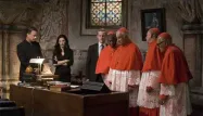 Tom Hanks (à gauche), alias Thomas Langdon, expert en religion enquête sur une conspiration au Vatican.