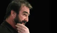 Eric Cantona monte sur scène