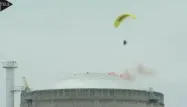 Un militant de Greenpeace a survolé mercredi la centrale de Bugey, dans l'Ain.