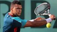 Le suspense est à son comble. Le match entre le Français Jo-Wilfried Tsonga et le Suisse Stanislas Wawrinka a été interrompu. Réponse lundi pour la place en quarts de finale.