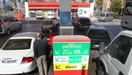 Le prix du carburant est déjà en baisse dans certaines stations-service de France.