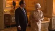 François Hollande, qui rencontrait la reine Elizabeth II pour la première fois, lui a serré cordialement la main. Souriante et vêtue d'une robe jaune pâle avec imprimés fleuris, la reine lui a présenté ses cadeaux et a reçu les siens.