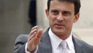 Roms : Valls juge la fermeté "nécessaire"