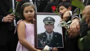 Le colonel Cristian Flores, membre de la police, a été tué après une attaque des Farc. Sa fille manifeste à Bogota.