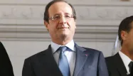À la veille d'une intervention télévisée très attendue par une opinion inquiète, François Hollande a prôné samedi dans des confidences au Monde "la constance" .
