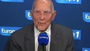 Stéphane Hessel réclame du temps avant de juger François Hollande.