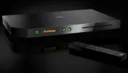 Deux boîtiers noirs laqués et une télécommande multi-fonctions : voici la Livebox Play d'Orange.