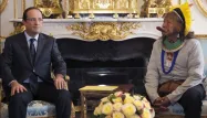 Le chef indien brésilien Raoni, arborant une coiffe à plumes jaunes et son fameux plateau labial, a plaidé vendredi la cause de l'Amazonie et des peuples autochtones à l'Elysée où il a été reçu par le président François Hollande.
