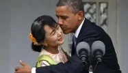 Le baiser de Barack Obama semble avoir un peu gêné Aung San Suu Kyi.