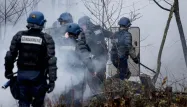Les gendarmes ont lancé des grenades lacrymogènes pour disperser les opposants