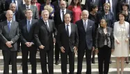 Photo de famille du gouvernement rassemblé autour de François Hollande.