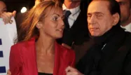 Silvio Berlusconi et Francesca Pascale devant l'hôtel Vesuvio à Naples en mars 2009.