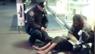 Un policier new-yorkais a été pris en photo en train d'offrir une paire de bottes à un sans-abri.