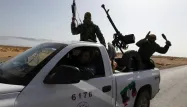 Un flot continu d'insurgés a pris la direction de Syrte à bord de pick-ups équipés de mitrailleuses