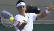 Tomic sort de l'ombre