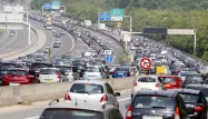 Un conducteur a pris dans la nuit de vendredi à samedi l'autoroute A10 à contresens, provoquant "d'importants dégâts matériels".