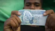 La monnaie libyenne affiche toujours la figure du colonel Kadhafi, en fuite.