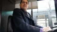 Makhlouf, chauffeur de bus, a été licencié après avoir ouvert les toilettes de l'entreprise pour laquelle il travaille à un handicapé.