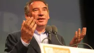 François Bayrou veut tirer profit de la cacophonie actuelle qui règne entre les socialistes et les écologistes.