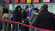 La grève des agents de sûreté dans les aéroports entraîne de nombreux retards au départ.