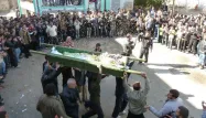 Une cérémonie de funérailles de membres de la contestation à Homs.