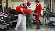 Le milliardaire Richard Branson va faire un petit tour d'avion... en hôtesse de l'air.