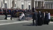 Le pape, convalescent, fait une apparition surprise au milieu des fidèles place Saint-Pierre