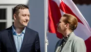Le nouveau Premier ministre du Groenland, avec la Première ministre danoise Mette Frederiksen, a affirmé dimanche que cette vaste île arctique ne serait jamais une "propriété" à vendre.