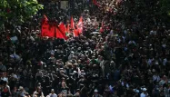 EN DIRECT - Manifestations du 1er-Mai : un stand du PS pris à partie par des black blocks