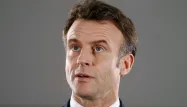 Emmanuel Macron ne prévoit pas de remaniement, préviennent certaines sources.