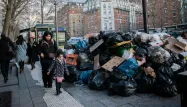 Les éboueurs et agents de propreté de la Ville de Paris, qui contestent le projet de réforme des retraites, ont voté mardi la poursuite de leur grève dans la capitale où les déchets s'entassent sur les trottoirs.