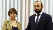 La cheffe de la diplomatie française Catherine Colonna aux côtés de son homologue arménien Ararat Mirzoyan