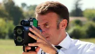 Emmanuel Macron s'est essayé au contrôle radar lors de son déplacement dans le Lot-et-Garonne.