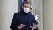 Emmanuel Macron mains