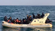 Des migrants tentent régulièrement de traverser la Manche à bord d'embarcations de fortune. (photo d'illustration)