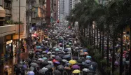 Sous la pluie, des dizaines de milliers de personnes ont protesté contre l'attitude de l'exécutif local et de la Chine.