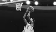 Barack Obama, ici en 1979, jouait au basket lorsqu'il était élève au lycée Punahou, à Hawaï.