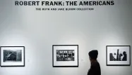 Robert Frank est devenu célèbre pour ses photos en noir et blanc, prises à travers les États-Unis.