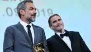 Todd Phillips avec Joaquin Phoenix, lors de la remise du Lion d'Or.