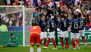 Les Bleus félicitent Coman, buteur contre Andorre.
