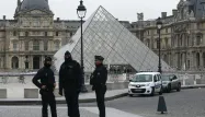 EN DIRECT - Vol au Louvre : la couronne de l'impératrice Eugénie retrouvée endommagée