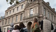 Cambriolage au musée du Louvre : la fenêtre du casse, nouvelle attraction touristique