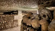 Le public en nombre aux Catacombes de Paris avant une fermeture de plusieurs mois pour travaux 