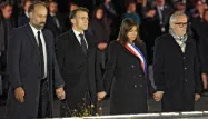 Arthur Denouveaux, Emmanuel Macron, Anne Hidalgo et Philippe Duperron main dans la main lors de la grande cérémonie au Jardin du 13 novembre 2015.