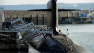 Sur cette île, située au large de Brest, se situe la base militaire qui abrite les quatre sous-marins nucléaires lanceurs d'engins (SNLE) de la dissuasion nucléaire française.